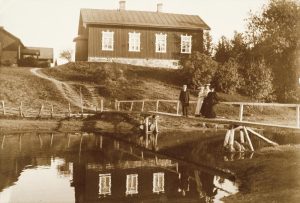 Lagstads skola, bild på ett litet trähus från början av 1900-talet.