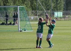 Två flickor i ett fotbollslag.
